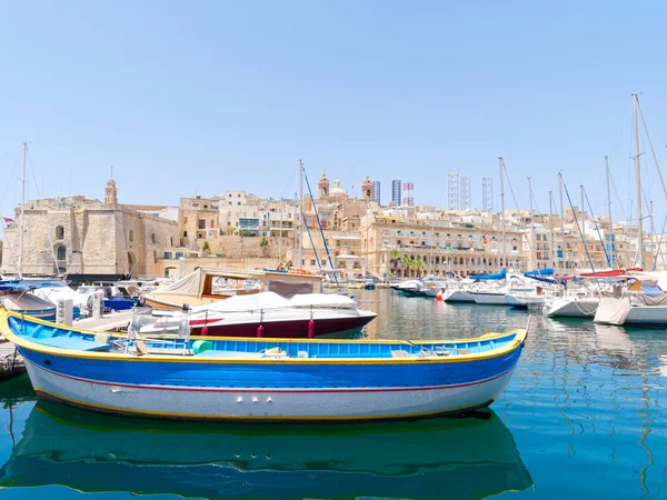 Belle vieille ville à Isla. À côté se trouve un magnifique port. Malte Images De Stock Libres De Droits