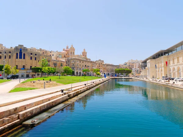 Beautiful old town and port of Isla. Malta — Stock Photo, Image