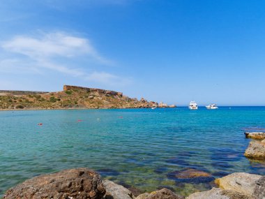 Ghajn Tuffieha sahilinden güzel bir körfez manzarası. Riviera Sahili