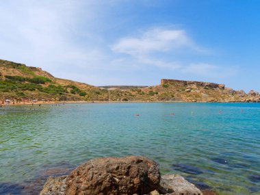 Ghajn Tuffieha sahilinden güzel bir körfez manzarası. Riviera Sahili
