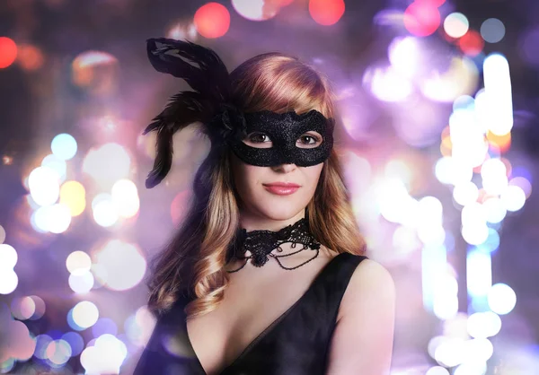 Bella ragazza in maschera di carnevale — Foto Stock