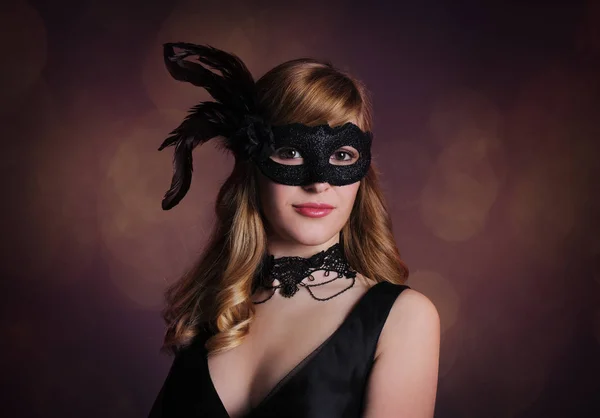 Vacker flicka i en karneval mask — Stockfoto