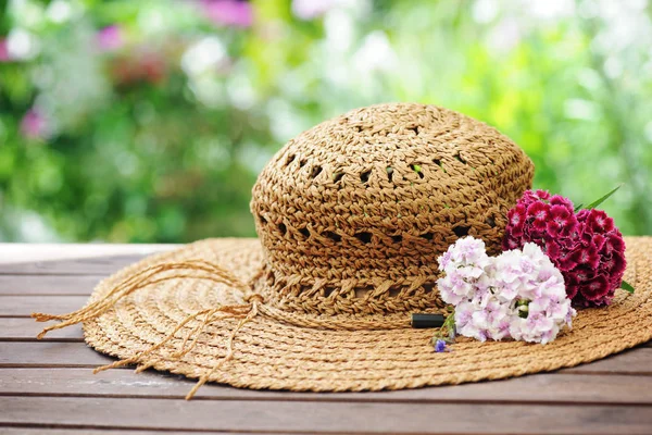 Vrouwelijke zomer hoed — Stockfoto