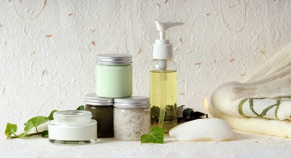 Cosmetics with ivy — Stock Photo, Image