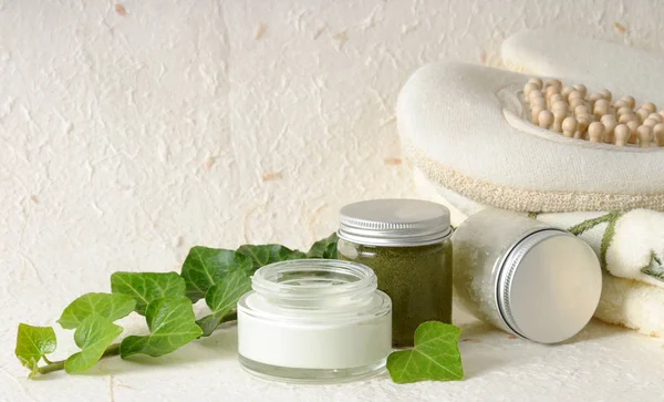 Cosmetics with ivy — Stock Photo, Image