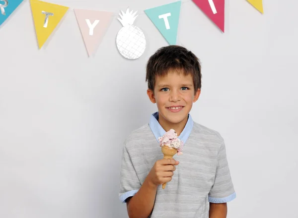 冰淇淋的快乐男孩 — 图库照片