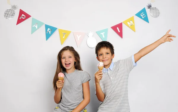 Glada barn med glass — Stockfoto