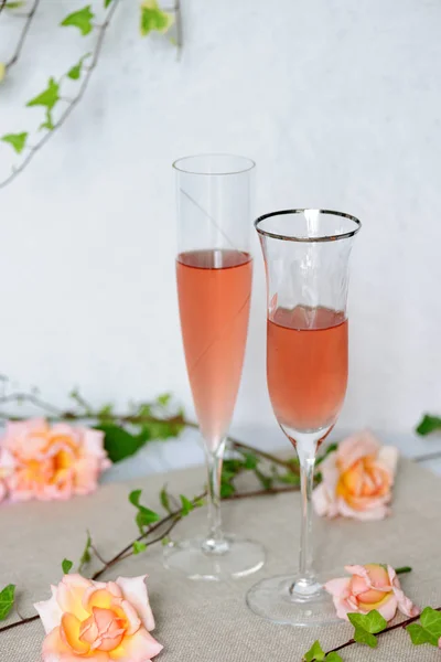 Två vinglas med rosévin — Stockfoto