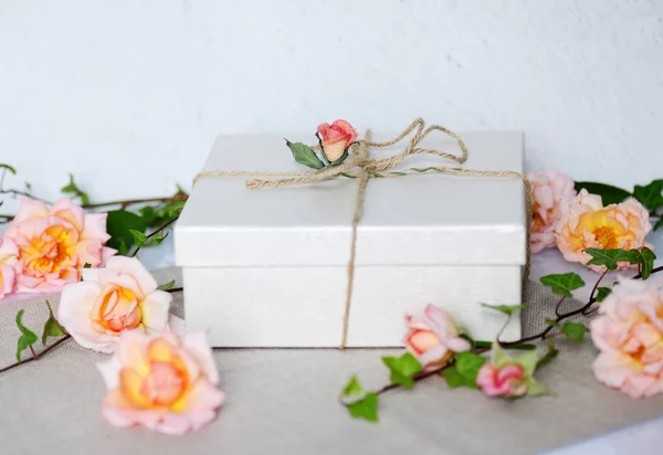 Cadeau décoré avec des roses — Photo