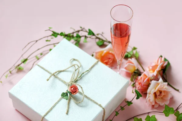 Bicchiere di vino con regalo decorato — Foto Stock