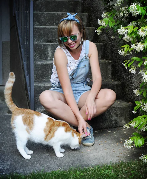 Pretty girl with a cat — Stock Photo, Image