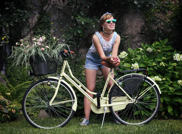 Pretty girl with vintage bicycle — Stock Photo, Image