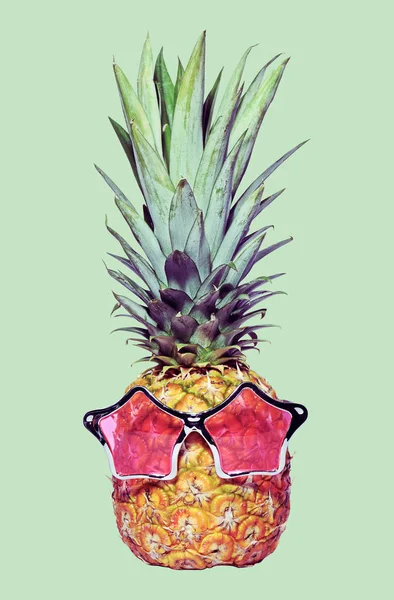 Ananas drôle à la mode — Photo