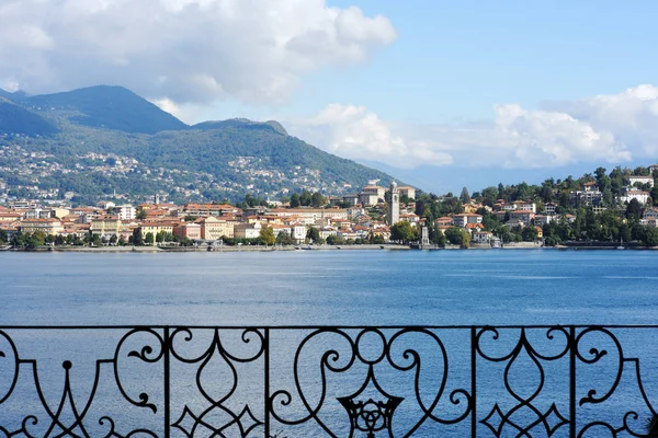 Kaunis panoraama järven Maggiore — kuvapankkivalokuva