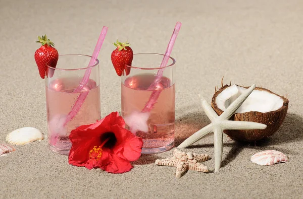 Two cocktails with strawberry — Stock Photo, Image