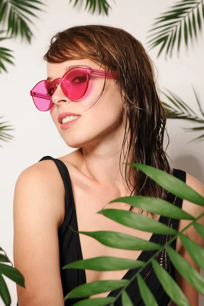 Ładna dziewczyna w okulary różowy — Zdjęcie stockowe