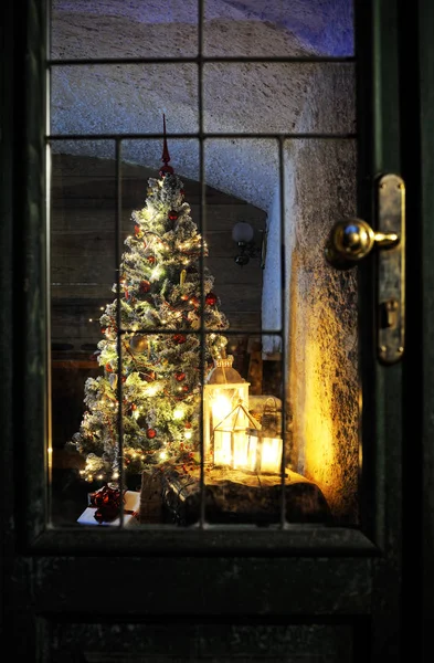 Árvore de natal iluminada — Fotografia de Stock