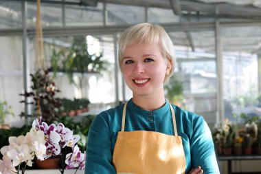 neşeli çiçekçi portresi