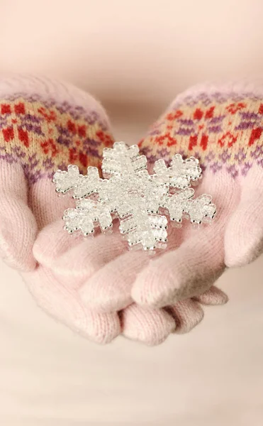 Vrouwelijke Handen Handschoenen Van Wol Met Sneeuwvlok — Stockfoto