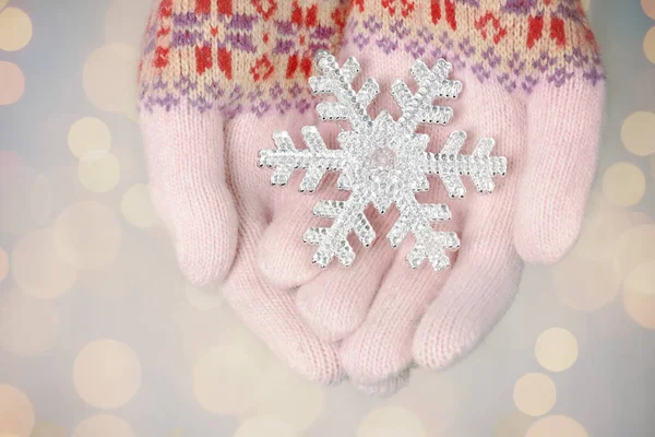 Manos Femeninas Guantes Lana Con Copo Nieve — Foto de Stock