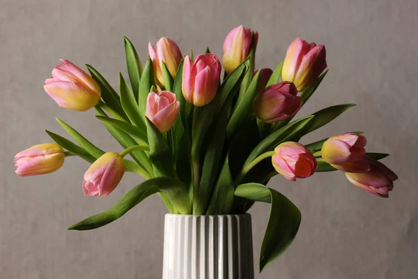 Ваза Красивыми Розовыми Тюльпанами — стоковое фото