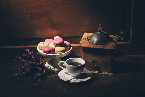 Nature Morte Vintage Con Tazza Caffè Macinacaffè Macaron Francesi — Foto Stock