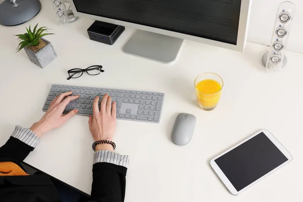 Mujer Escribiendo Con Teclado Vista Aérea — Foto de Stock