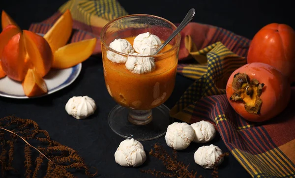 Dessert with persimmon fruit and meringue — Stock Photo, Image
