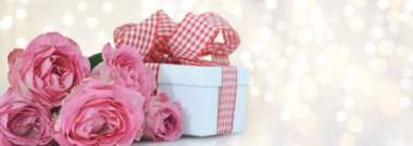 Hediyeli pembe güller