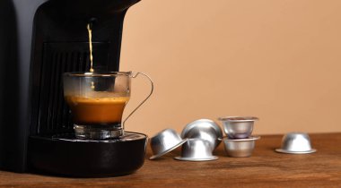 Espresso makinesi kahve yapıyor.