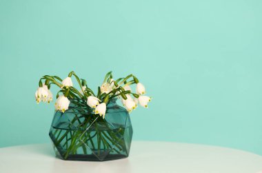 Açık yeşil arka planda ilk bahar çiçeklerinden oluşan bir buket