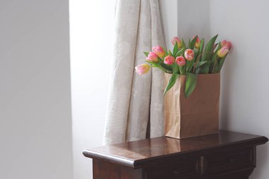 Güzel pembe laleli kağıt çanta.