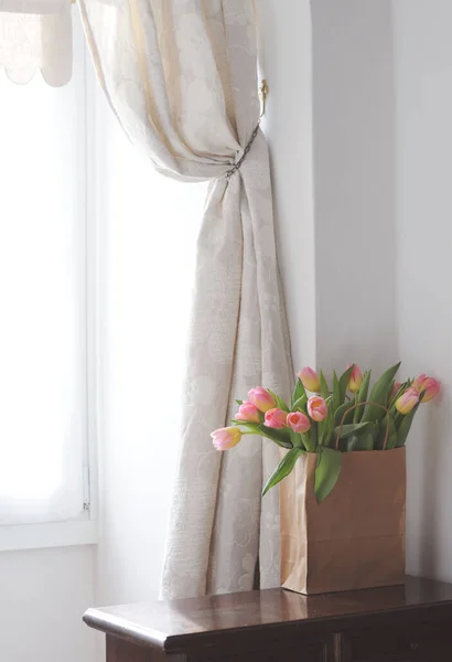 Paper Bag Beautiful Pink Tulips — Stock Photo, Image