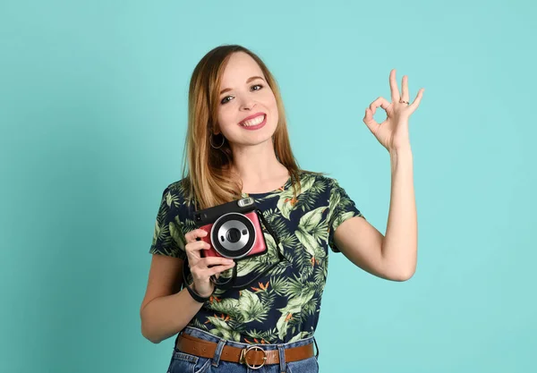 Jolie Jeune Femme Avec Appareil Photo Instantané Sur Fond Vert — Photo