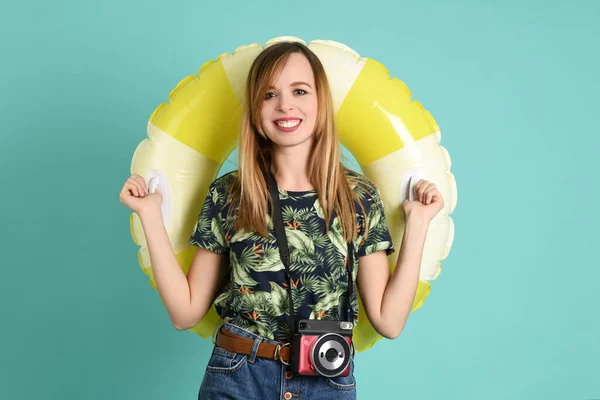 Jovem Mulher Bonita Posando Com Câmera Instantânea Anel Borracha — Fotografia de Stock