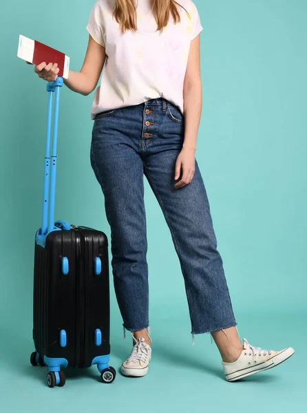 Jeune Femme Avec Des Bagages Posant Sur Fond Vert — Photo