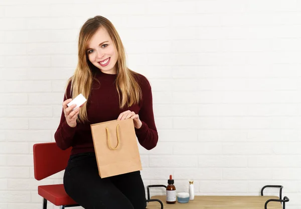 Portret Van Vrolijke Blogger Vrouw Rewiew Een Nieuw Beauty Product — Stockfoto