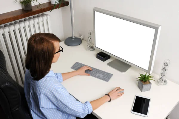 自宅のオフィスでコンピューターと仕事をしている若い陽気な女性 — ストック写真