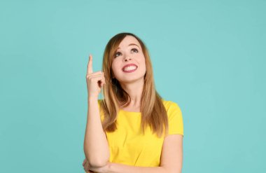 Açık yeşil arka planda güzel bir genç kadın