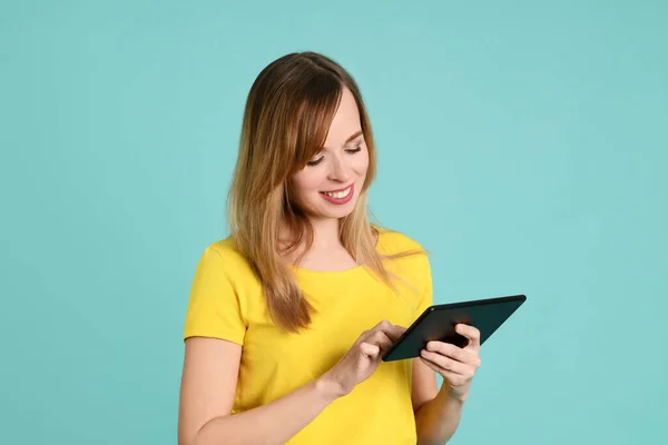 Mujer Bonita Alegre Con Tableta Sobre Fondo Verde Claro — Foto de Stock