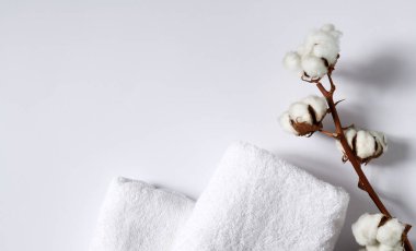 Pamuk fabrikalı iki beyaz havlunun arka planı