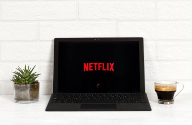 Dizüstü bilgisayarda Netflix logosu. Piazza Brembana, İtalya, 27 Mart 2020.