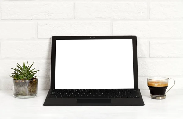 Anordnung Von Laptop Tasse Kaffee Und Zimmerpflanze — Stockfoto