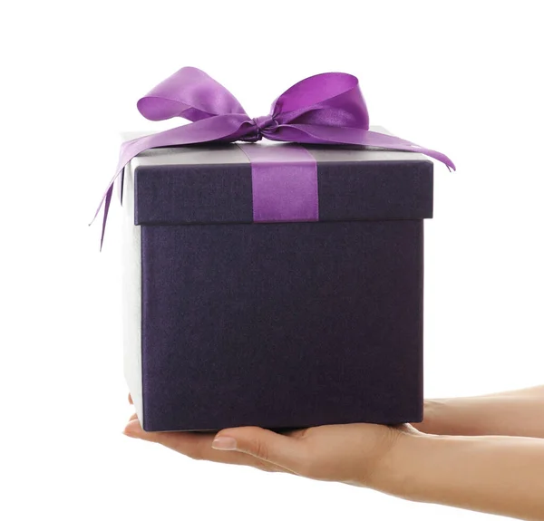 白い背景に紫の装飾が施された箱を持つ女性の手 — ストック写真