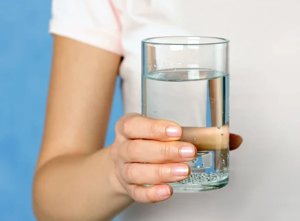 Weibliche Hand Mit Glas Wasser Großaufnahme — Stockfoto