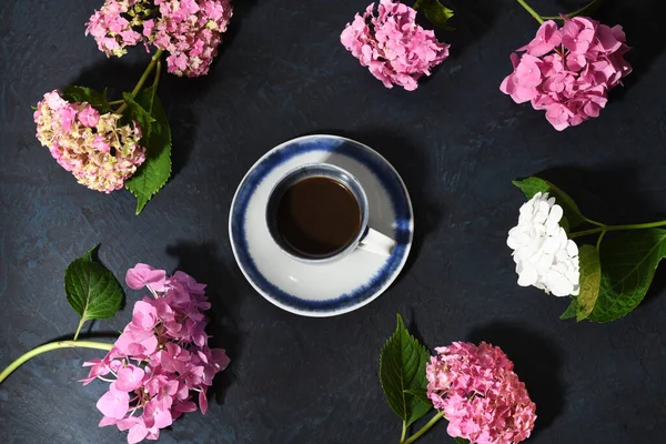 コーヒーと紫陽花の花のカップ オーバーヘッドビュー — ストック写真