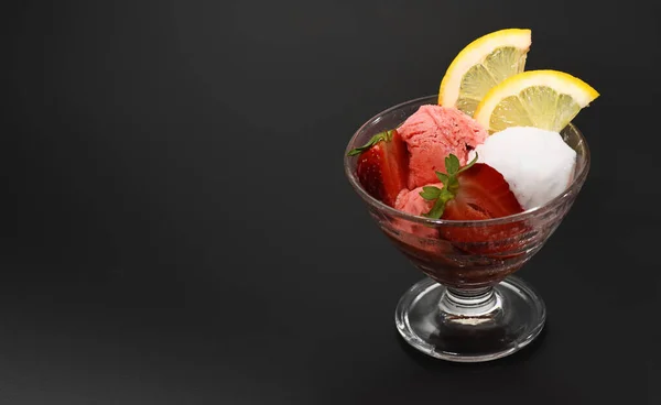 黒を基調としたイチゴとレモンのアイスクリームとガラス — ストック写真
