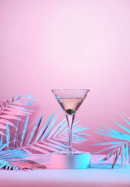 Cocktail Martini Com Folhas Palma Sobre Fundo Rosa Iluminado — Fotografia de Stock