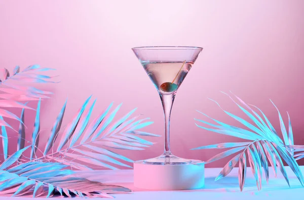 Martini Cocktail Mit Palmblättern Auf Rosa Beleuchtetem Hintergrund — Stockfoto