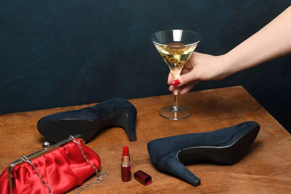 Mano Femminile Con Bicchiere Cocktail Accessori — Foto Stock